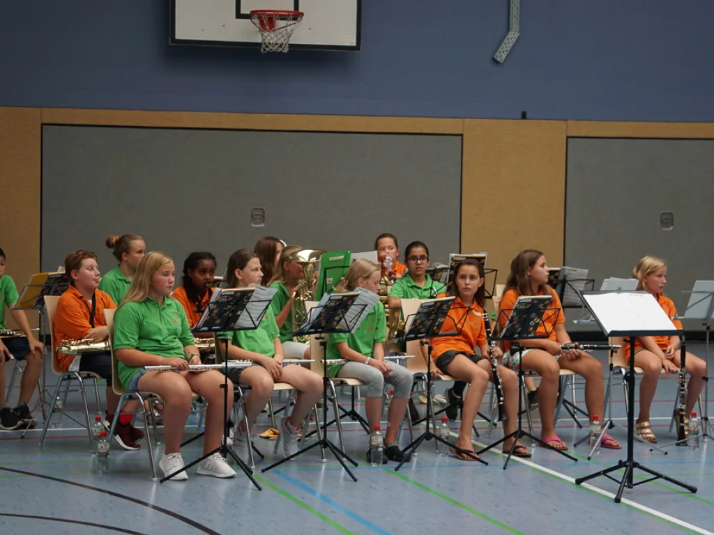 Schulorchester spielt am Hallenrand.